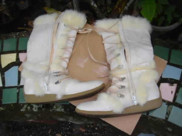 BOOTS WHITE SUEDE W RABBIT FUR ZIPPER ON SIDE LACE UP FRONT  SIZE 7/8