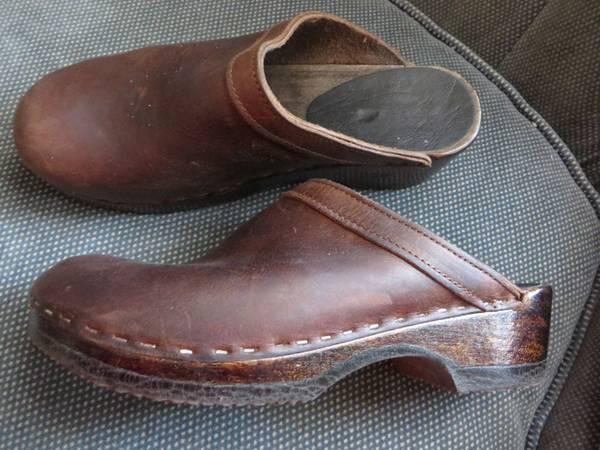 Sven leather clogs/mules, size 39. Preowned, leather uppers, wood base