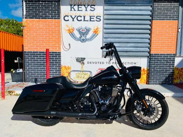 2018 Road King Special - Only 707 Miles - Brand New !!!