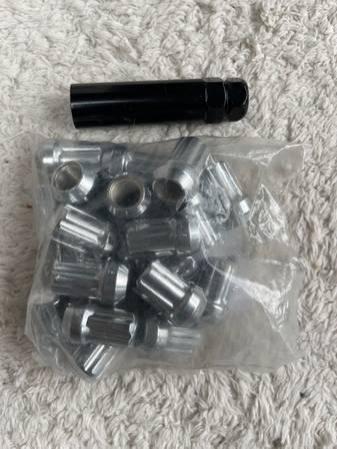 brand new set of locking lug nuts (20)