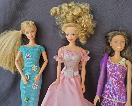 Lot of 3 Barbie Dolls Toy w/ Outfits Princess