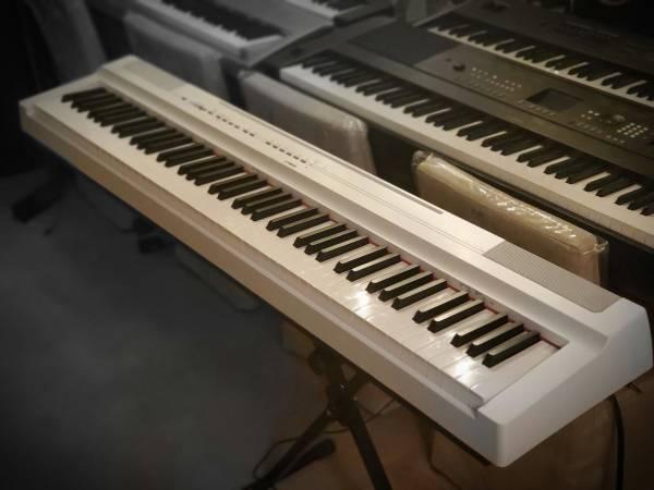 YAMAHA P125 SUPERB PIANO KEYBOARD WEIGHTED KEYS THE RARE PEARL WHITE IN LIKE-NEW