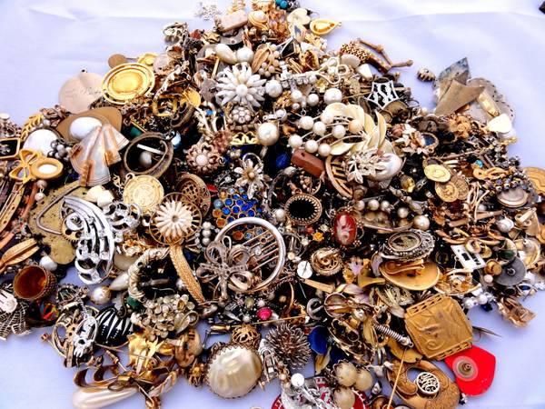 Wanted costume jewelry old watches broken or not top dollar paid