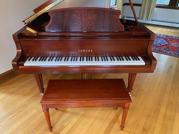 BABY GRAND PIANO: 2002 YAMAHA, stunning Georgian mahogany, like new!