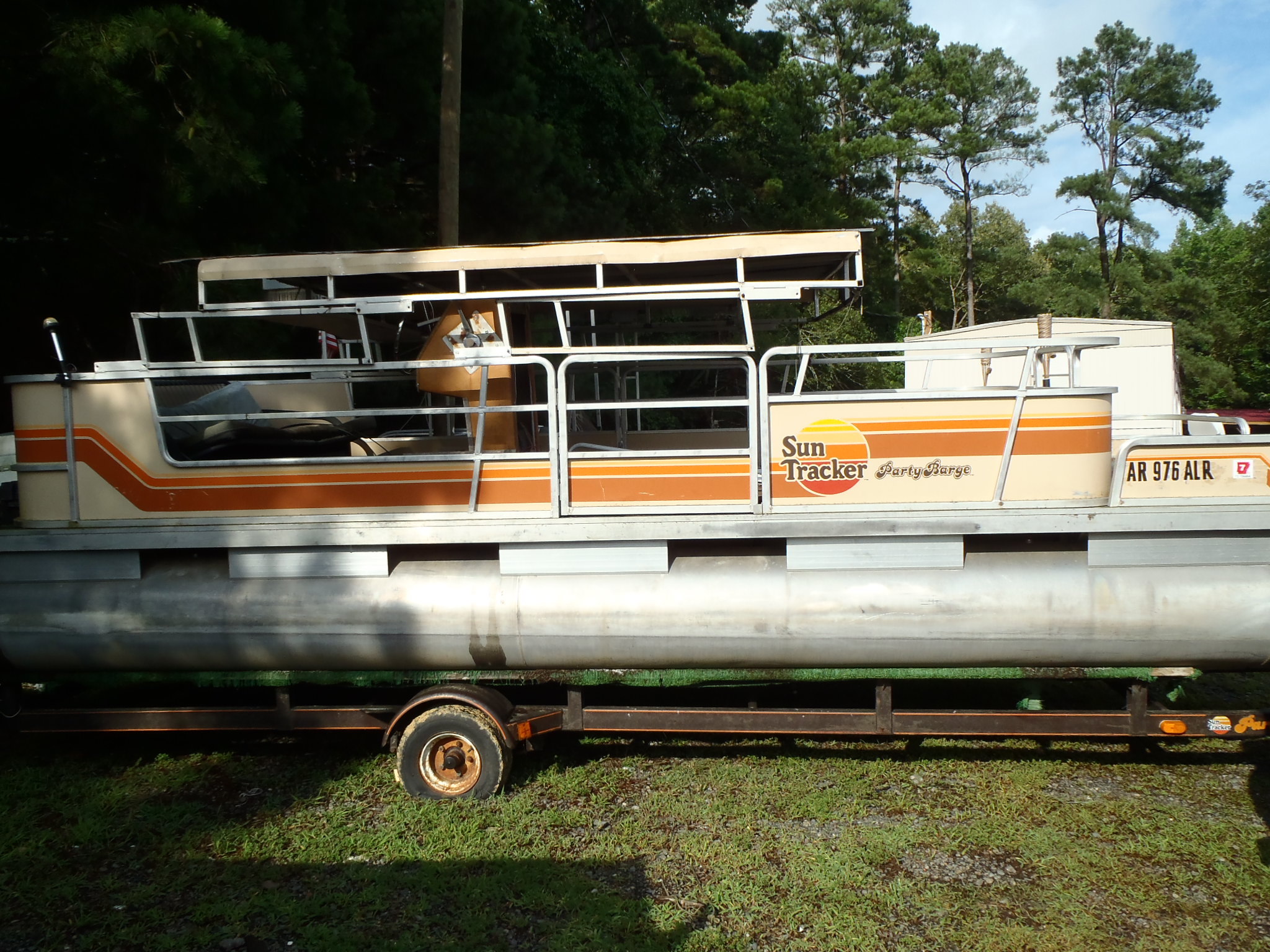 1984 Sun Tracker 24 ft Party Barge