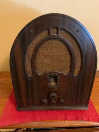 VINTAGE AUTHENTIC PHILCO CATHEDRAL RADIO MODEL 60? IN EXCELLENT WORKS