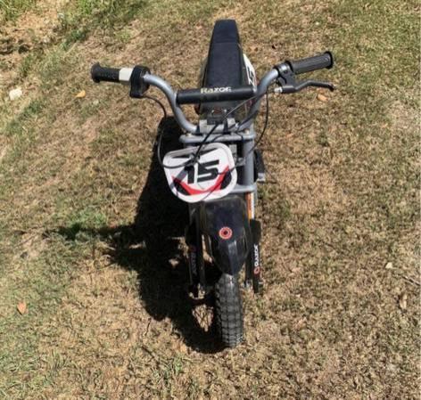Razor MX400 Dirt Rocket 24V Electric Toy Motocross Motorcycle Dirt Bike