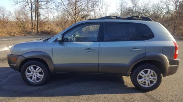 2006 HYUNDAI TUCSON CLEAN WITH REMOTE START GREAT FOR SNOW DAYS TRAVEL
