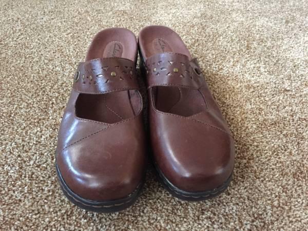 Ladies brown Clarks Bendables Mary Jane Mules 9.5 M