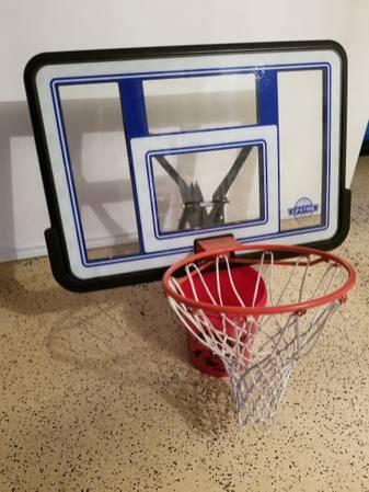 Adjustable Basketball Goal in Excellent Condition!