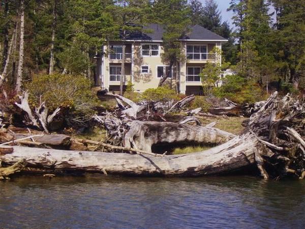 Waterfront Luxury-3 private acres~HotTub-OPEN Dates