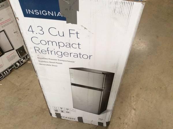 Insignia 4.3 Cu. Ft. 2 Door Top-Freezer Refrigerator Stainless steel