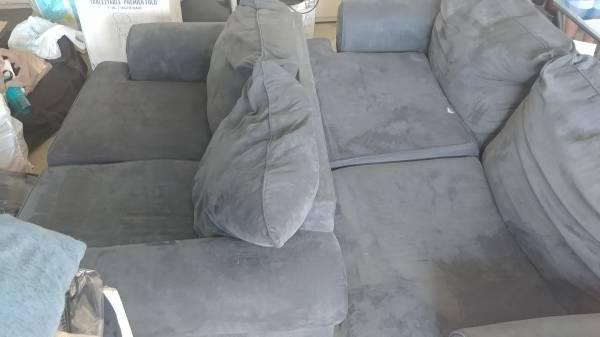 4 YEAR OLD ROOMS TO GO COUCH LOVE SEAT COFFEE +END TABLES + 2 TABLE LA
