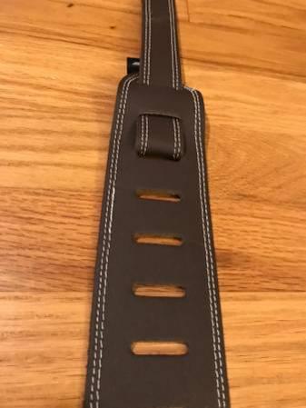 Like new, high quality leather guitar strap