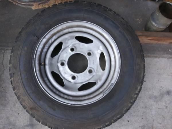 Spare tire from a Land Rover Discovery SUV 5 lug, fits pre-2000
