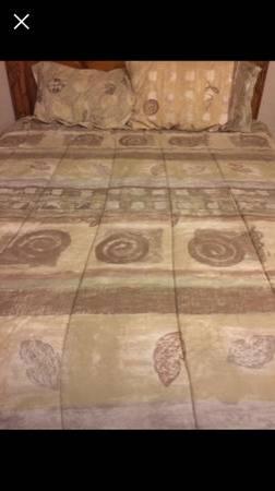 Twin bedspread/comforter with matching sheets and pillow shams