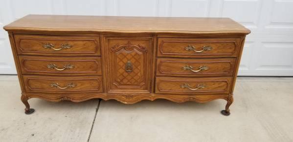 Vintage Thomasville buffet/ sideboaed or tv stand