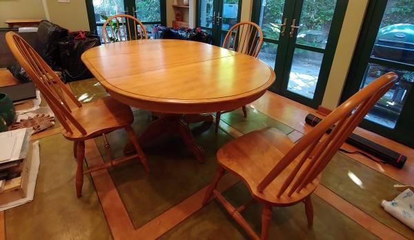 Kitchen/Dining room table w/ chairs