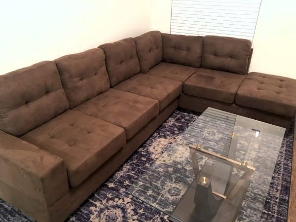 Brown microfiber reversible tufted sectional with drop down cup holder