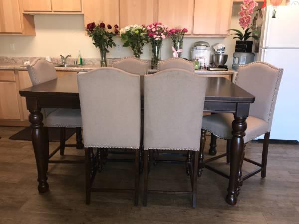 Dining table and 6 chairs EXCELLENT CONDITION