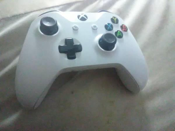2 Xbox 1 controller one wireless and 1 with wire for 20 to 15 dollars