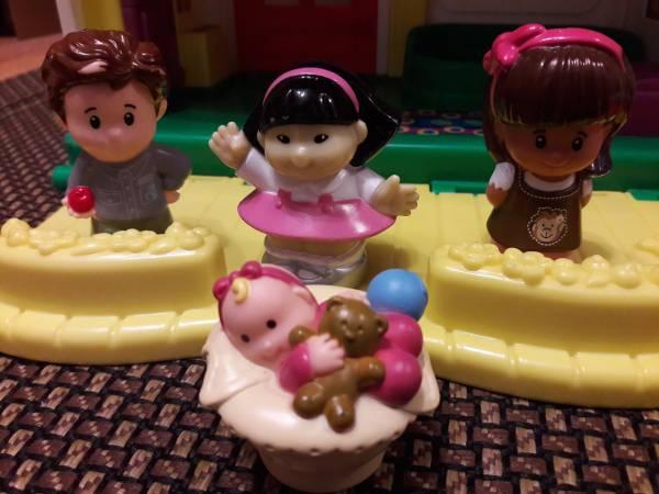 Fisher Price Little People Busy Day Doll House Figures