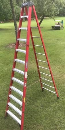 Strong 12 foot Fiberglass Ladder